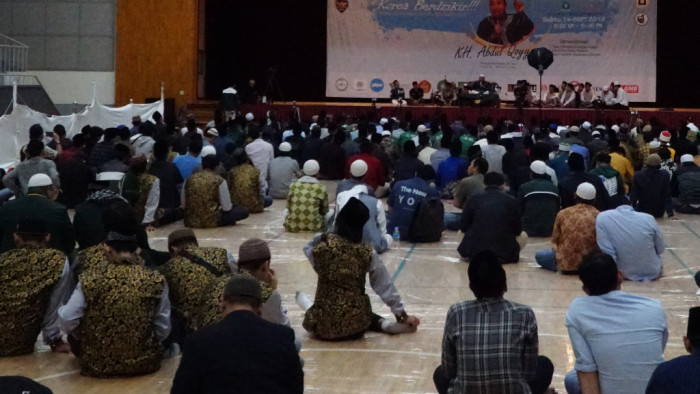 Jemaah menyimak secara khusuk ceramah seorang ustaz di sebuah masjid di Korea 