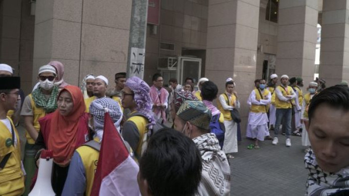 Mbak Dyas mengkoordinir jamaah di Madinah