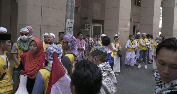 Biro perjalanan mengkoordinisr jamaah yang akan berangkat ke Tanah Suci Mekah