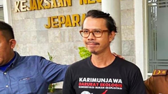 Aktivis lingkungan Karimunjawa, Daniel Frits Maurits Tangkilisan (49) kembali ditahan Kejaksaan Negeri Jepara, Selasa, 23 Januari 2024.