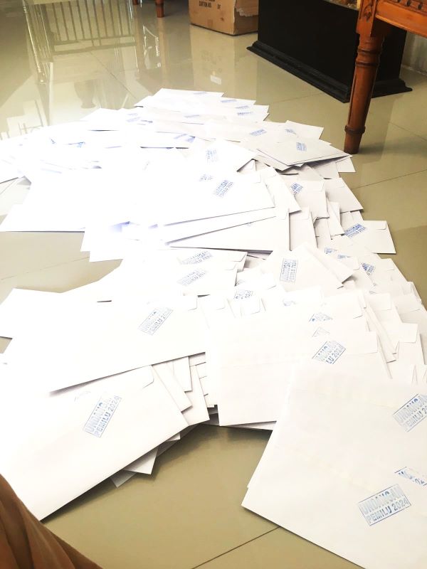 -Ribuan amplop yang berisi undangan dibagi-bagikan kepada masyarakat, terutama daerah pemilihan Padang Pariaman-Pariaman, untuk dat1ang ke TPS pada 14 Februari 2024 dan memilih Sukri Umar dan AMIN