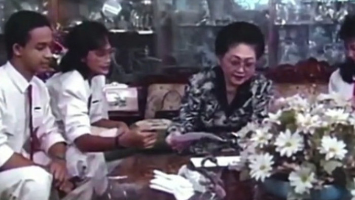 Anies Baswedan bersama rekannya saat masih kelas III SMA mewawancarai Ibu Tien Soeharto. (Foto: Istimewa).