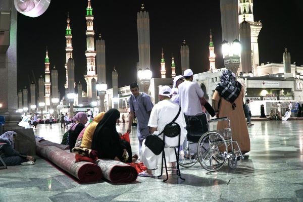 Jamaah beristirahat di halaman luar Masjid Nabawi

