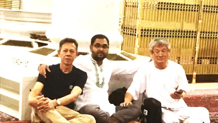 Penulis bersama Ismail Lee (Korea) dan Ahmed Soton (Bangladesh) di dalam Masjid Nabawi 