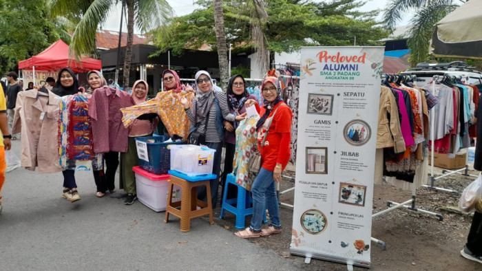 Alumni SMA 2 Padang Angkatan 88 mengadakan preloved untuk kedua kalinya di Kompleks Gor Agus Salim Padang, Minggu 11 Februari 2024