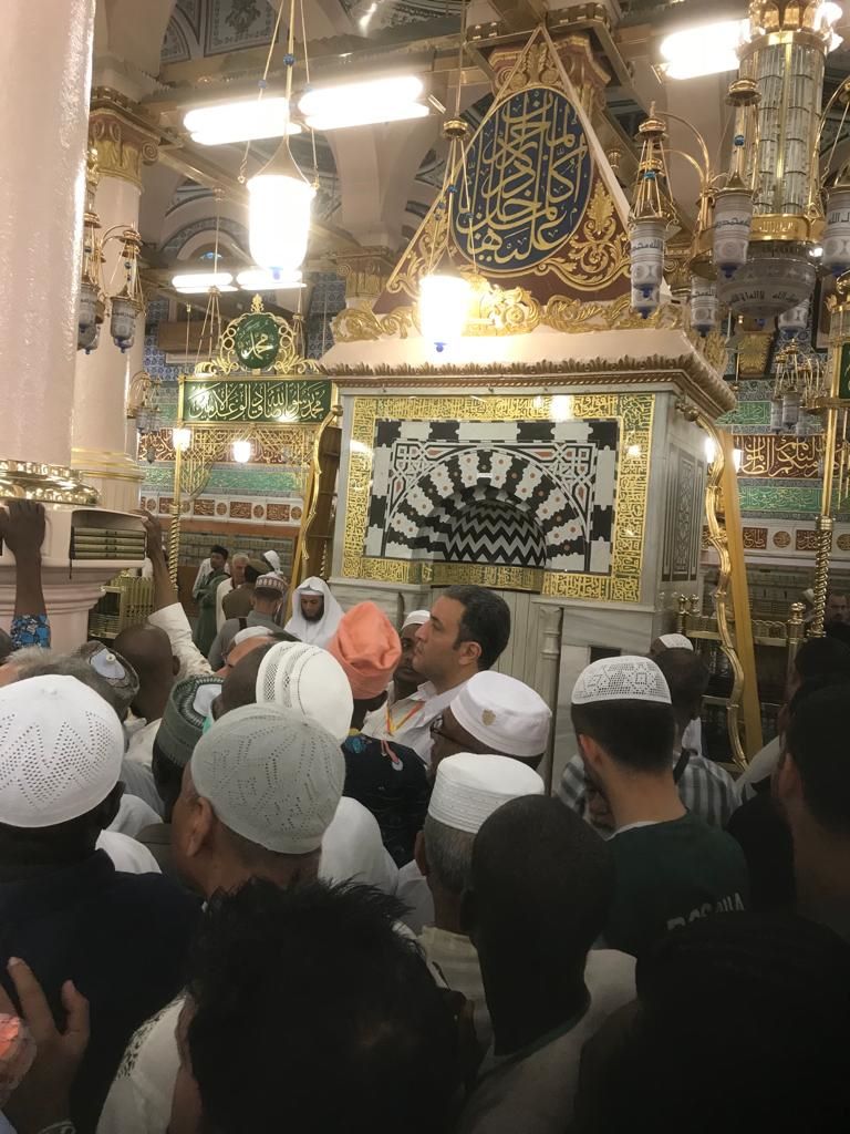 Jamaah mengantre bergiliran untuk masuk ke dalam Raudhah Masjid Nabawi