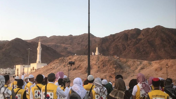 Jamaah di depan Bukit Uhud 