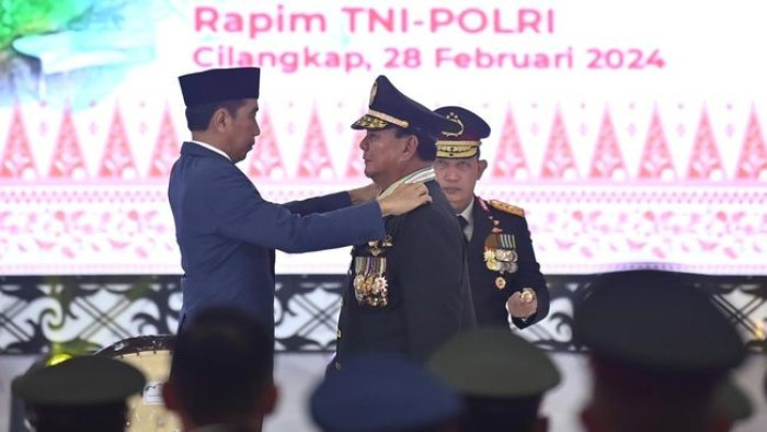 momen-jokowi-anugerahkan-pangkat-jenderal-tni-kehormatan-untuk-prabowo_169