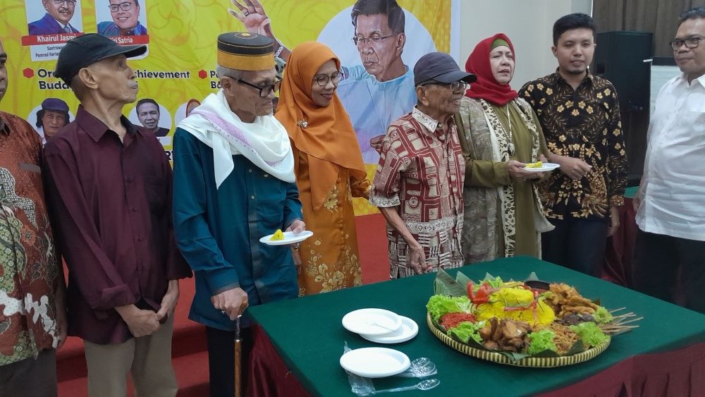 -Perayaan “Sembilu Darah: 88 Tahun Rusli Marzuki Saria (RMS)” ditutup dengan pemotongan tumpeng
