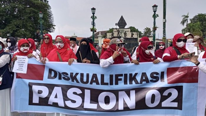 aksi-emak-emak-demo-di-gedung-kepresidenan-yogyakarta-tolak-pemilu-curang-lMx7tQRycO