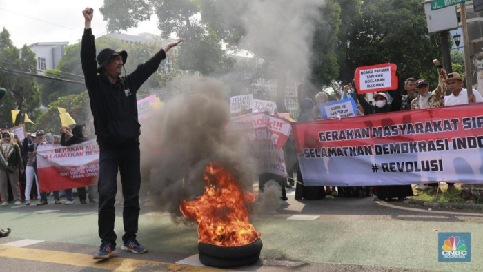 aksi-sejumlah-massa-unjuk-rasa-di-depan-kantor-kpu-ri-jakarta-pusat-jakpus-senin-192-aksi-massa-tersebut-menyatakan-menolak-pe-4_169
