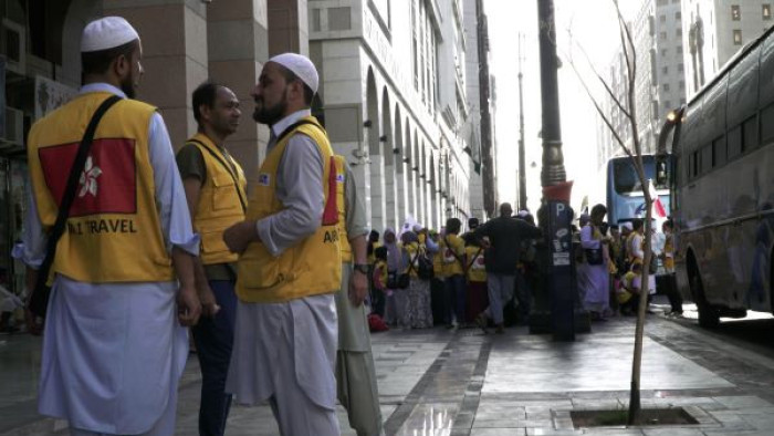 Jemaah merembuk menjelang keberangkatan menggunakan bus