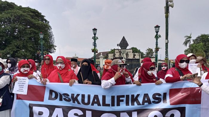 aksi-emak-emak-demo-di-gedung-kepresidenan-yogyakarta-tolak-pemilu-curang-lMx7tQRycO