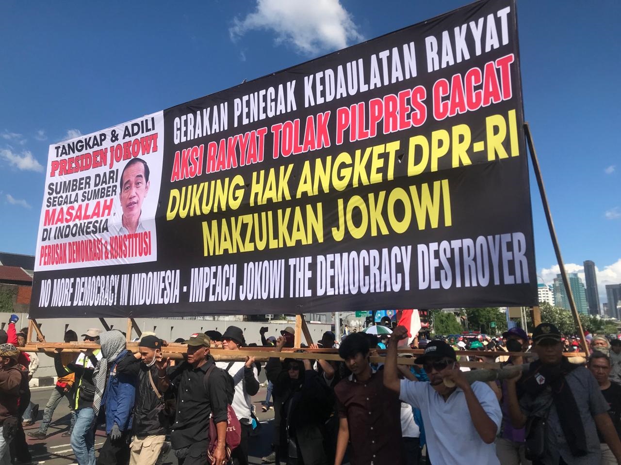 -Ribuan massa di komandoi mantan Ketua Umum PP Muhammadiyah, Din Syamsuddin, menggelar unjuk rasa di depan Gedung Parlemen, Jakarta, Selasa, 19 Maret 2024. Mereka menununtut pengusutan dugaan kecurangan pemilu, pembentukan Pansus Hak Angket DPR, dan makzulkan Presiden Jokowi. (Foto: KBA News).