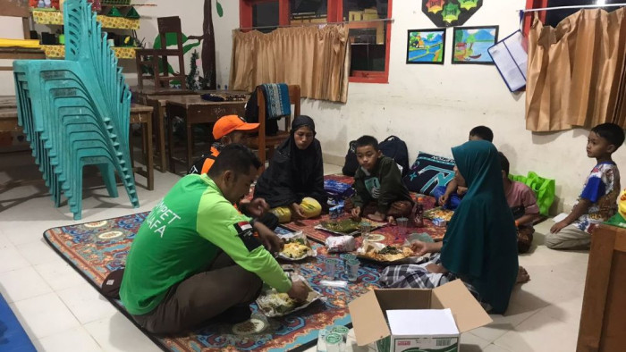 Dompet Dhuafa Singgalang menyalurkan bantuan kebutuhan berbuka dan sahur bagi masyarakat Nagari Bukik Batabuah, yang terdampak banjir bandang lahar dingin Gunung Marapi pada Jumat (5/4/2024) pukul 16.30 WIB menjelang berbuka puasa dengan menyalurkan kebutuhan berbuka dan sahur