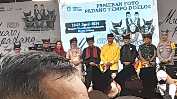 Gubernur Sumatera Barat Mahyeldi Ansharullah dengan resmi membuka Festival Rakyat Muaro Padang 2024, Jumat, 19 April 2024