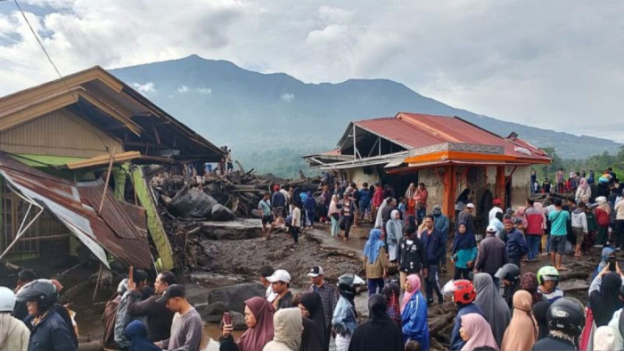 Ratusan warga memadati lokasi bencana banjir bandang di Desa Bukit Batabuah Kabupaten Agam. Hingga saat ini sebanyak 18 warga dilaporkan menjadi korban tewas (Foto Antara)