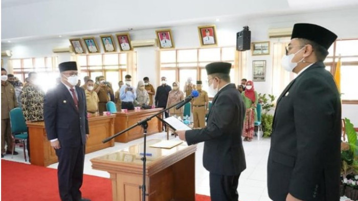 Iqbal Ramadi Payana saat dilantik Bupati Eka Putra sebagai Sekda Tanah Datar di Aula Kantor Bupati Pagaruyung.