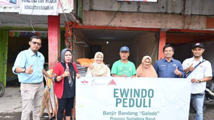 Penyaluran bantuan EWINDO Peduli banjir bandang 
