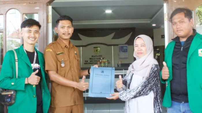 Dosen pembimbing lapangan (DPL) Adrianis menyerahkan secara simbolis 27 mahasiswa KNN Unand kepada Wali Nagari Minangkabau Akbar Datuak Majo Indo Nan Itam, Selasa 9 Juli 2o24.