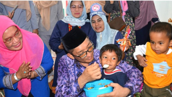 Hendri Septa Wali Kota Padang (2021-2024) menyuapkan makanan bergisi kepada balita yang merupakan upaya percepatan penurunan jumlah pengidap gizi buruk (stunting). 