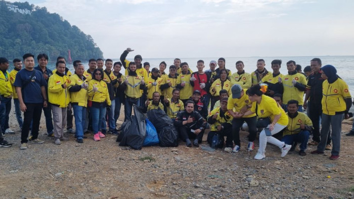 Maxim Padang rayakan HUT Kemerdekaan RI dengan konvoi dan bersih-bersih Pantai  Padang