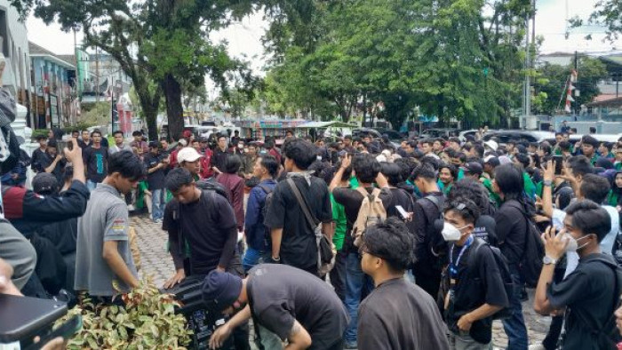 Aksi unjuk rasa ratusan mahasiswa bersama elemen masyarakat sipil “Peringatan Darurat Kawal Putusan MK dan Menolak Revisi UU Pilkada” di depan Kantor DPRD Sumbar, Kamis, 22 Agustus 2024