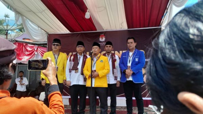 Hendri Arnis didampingi Allex Saputra, calon Wakil Wali Kota Padang dan beberapa ketua parpol pengusung, Golkar dan PAN menyapa warga di media center