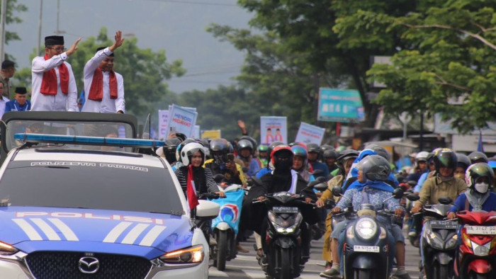 Pasangan calon Wali Kota dan Wakil Wali Kota Padang, Hendri Septa dan Hidayat diarak keliling kota saat akan melakukan pendaftaran ke Kantor KPU Kota Padang, Kamis (29/8/2024).