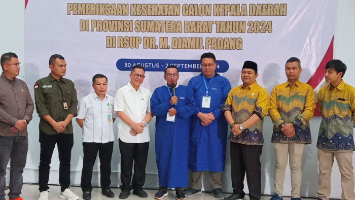 Komisioner KPU Tanah Datar dampingi paslon Bupati-Wabup periksa kesehatan di RSUP M. Djamil Padang, Sabtu (31/8/2024). 