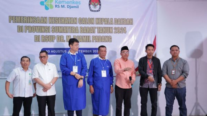 Calon Bupati-Wakil Bupati Pesisir Selatan, Rusma Yul Anwar-Nasta Oktavian menggelar jumpa pers sebelum menjalani pemeriksaan kesehatan di RSUP M Djamil Padang, Sabtu 31 Agustus 2024