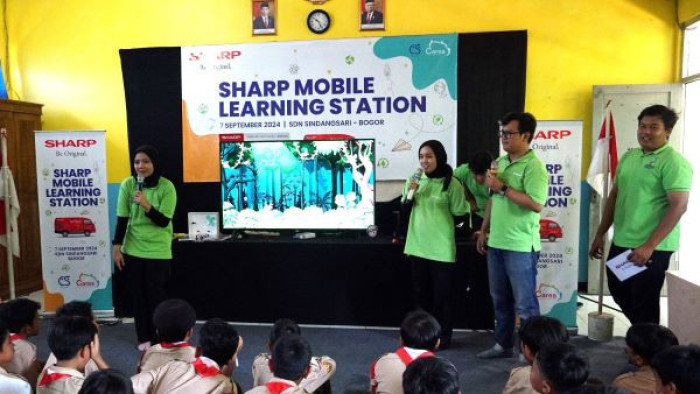 Anggota Sharp Greenerator sedang memberikan edukasi mengenai  pentingnya menjaga fauna di bumi ini melalui tayangan video