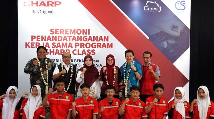 Perwakilan Sahrp bersama perwakilan SMK Boedi Luhur, perwakilan Dinas Pendidikan Provinsi Jawa Barat dan perwakilan anak anak Sharp Class berfoto bersama