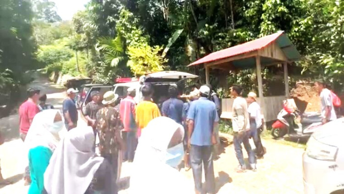 Evakuasi penambang yang tertimbun longsor di Sungai Abu, Kecamatan Hiliran Gumanti, Kabupaten Solok. (dok. istimewa/radarsumbar