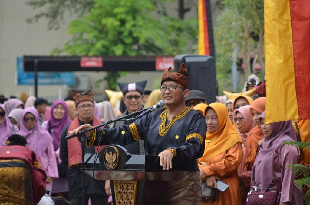 Peluncurkan program inovatif “Sabana Minangkabau”. Peluncuran yang bersejarah karena berdampak besar terhadap anak didik memahami nilai-nilai keminangkabauan dilucurkan di Galanggang Balaikota Padang, Aia Pacah, Selasa 19 September 2023.