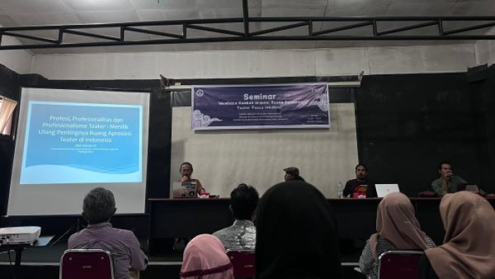 Seminar teater  “Membaca Kembali Urgensi Ruang Apresiasi Teater Pascainkubasi”pada Pekan Apresiasi Teater (PAT) ke-7 Institut Seni Indonesia (ISI) Padang Pangjang,  Kamis, 10 Oktober 2024.