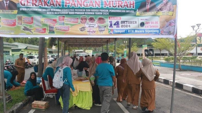 Gerakan pangan murah di RTH Muaro Sijunjung Senin, 14 Oktober 2024 