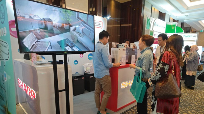 -Para dokter mengunjungi booth display air purifier