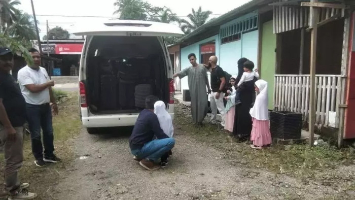 Tim gabungan Pengawasan Aliran Kepercayaan Keagamaan Masyarakat (Pakem) Kabupaten Pasaman Barat saat mengamankan sejumlah warga negara asing yang diduga menyebarkan aliran sesat di daerah itu, Kamis 17 Oktober 2024. (Antara/HO-Polres Pasaman Barat.)