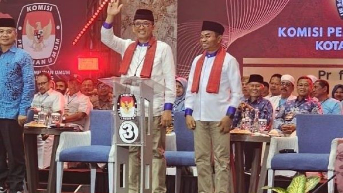 Pasangan calon Wali Kota dan Wakil Wali Kota Padang nomor urut 3, Hendri Septa-Hidayat dalam debat publik putaran pertama yang digelar KPU Kota Padang, Sabtu malam (26/10/2024) di Mercure Hotel Padang.