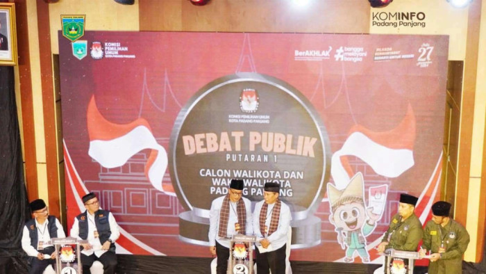 Debat publik putaran pertama pasangan Cawako dan Cawawako Padang Panjang, Rabu (23/10/2024). (Foto: Diskominfo Padang Panjang).