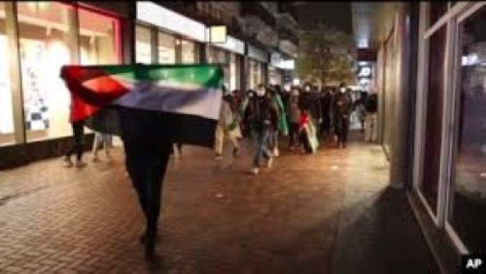 Pendukung pro-Palestina berbaris dengan membawa bendera Palestina di dekat stadion Ajax di Amsterdam, Belanda, 7 November 2024. foto VOA