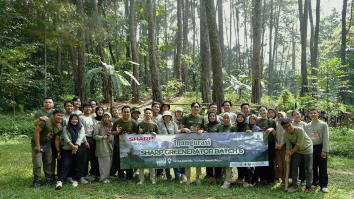 Sesi foto anggota Sharp Greeneratro yang baru bersama perwakilan Sharp Indonesia dan anggota Sharp Greenerator