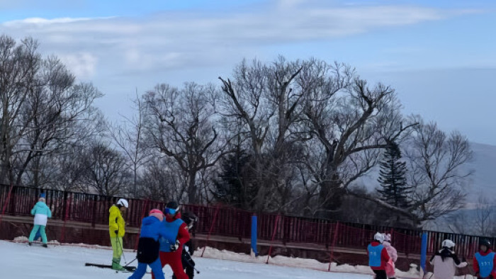 Wisatawan sedang bermain ski di Resor Ski Yabuli di kota Harbin.
