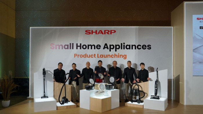 042 - Foto 1 - Perwakilan Sharp Indonesia bersama perwakilan Sharp Corporation merilis rangkaian produk microwave dan vacuum cleaner