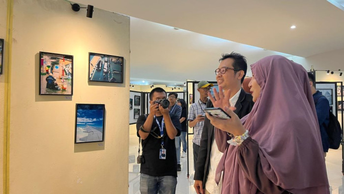 Universitas Dian Nusantara (Undira) kembali menggelar pameran fotografi bertajuk “Human Interest: Transportasi di Balik Lensa” yang digelat Sabtu, 7 Desember 2024 di Auditorium lantai 6 Kampus Undira, Tanjung Duren, Jakarta