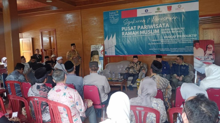 Kabupaten Agam kini punya Pusat Pariwisata Ramah Muslim (PRM). Rumah PRM itu diresmikan Sekjen MUI, H. Amirsyah Tambunan dengan penguntingan pita, Kamis (12/12/2024) di Sungai Batang, Kecamatan Tanjung Raya.