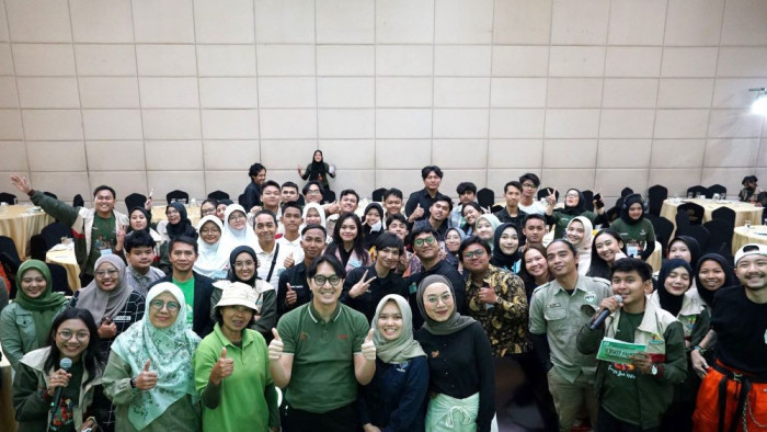 Sesi foto bersama dengan nara sumber dengan audience di akhir acara Sharp Greeneratro Festival 2024