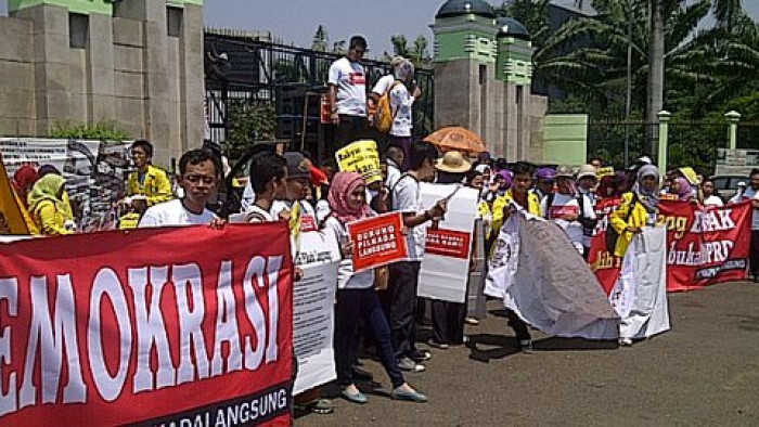 Sejumlah elemen masyarakat melakukan aksi demo di depan gedung DPR menolak pengesahan RUU kepala daerah dipilih DPRD pada 2014. Foto Merdeka