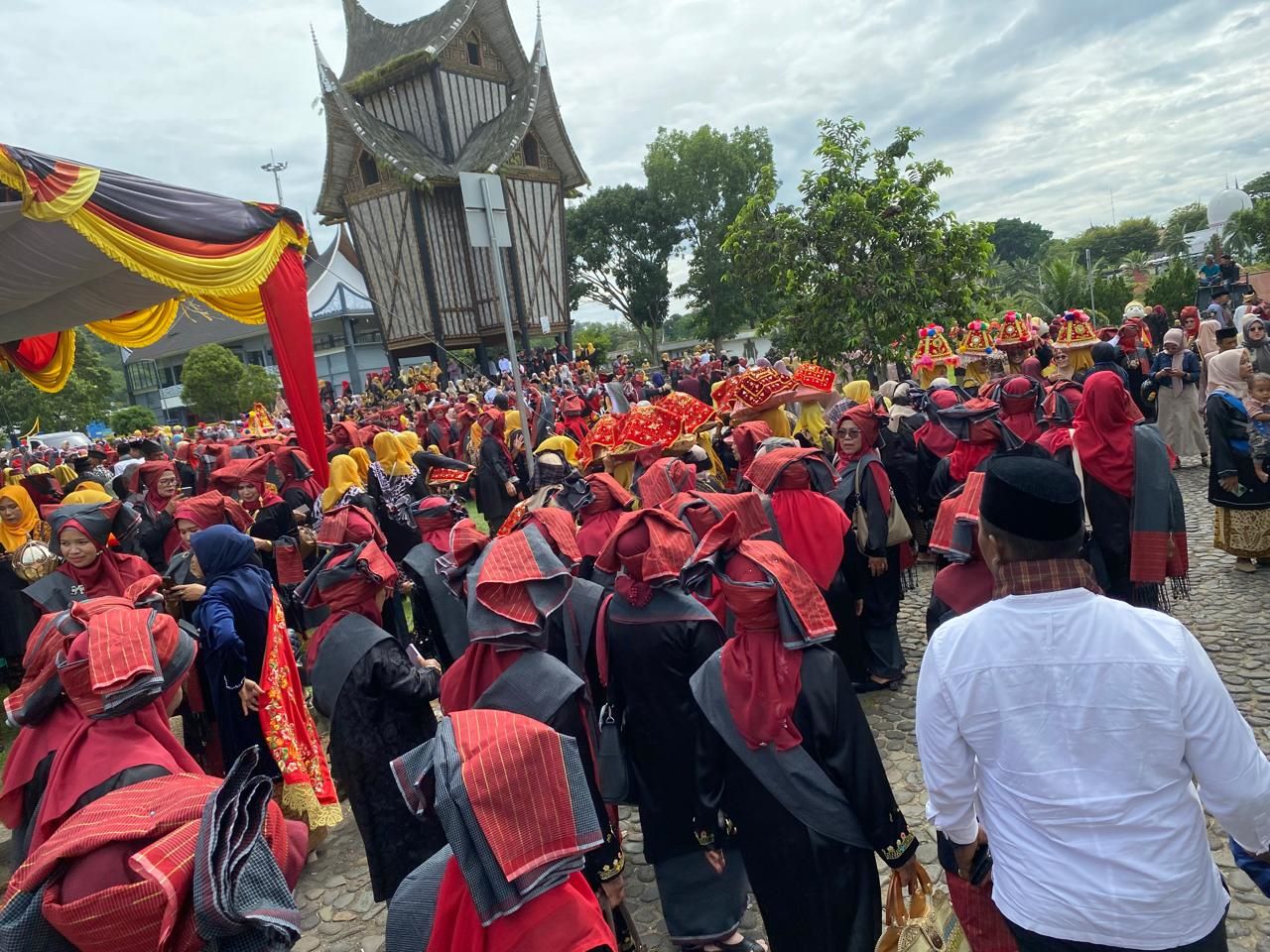 Suasana saat pembukaan Festival Pesona Minangkabau 2024 yang dimeriahkan dengan karnaval budaya authentic Minangkabau dengan ratusan kaum ibu menjunjung jamba di atas kepalanya, Kamis, 5 Desember 2024. Foto Koko 